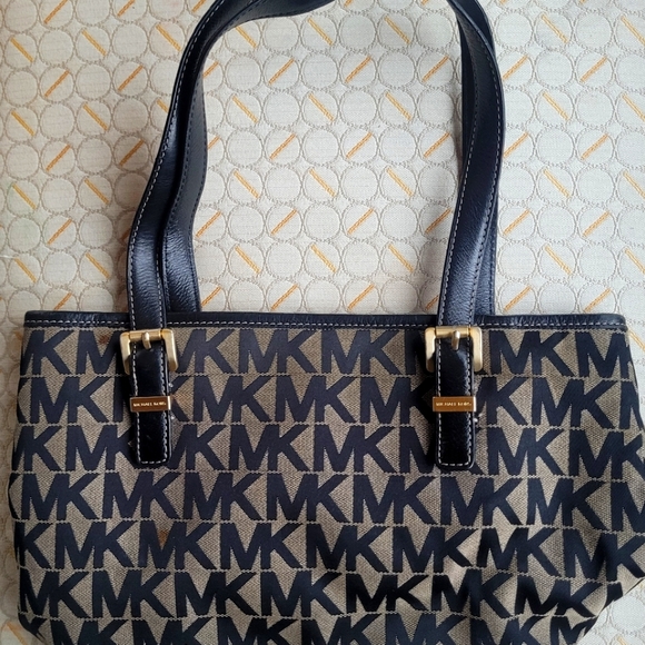 Michael Kors monogram logo shoukder tote bag - Picture 1 of 3